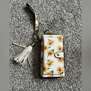 Daisy Wristlet